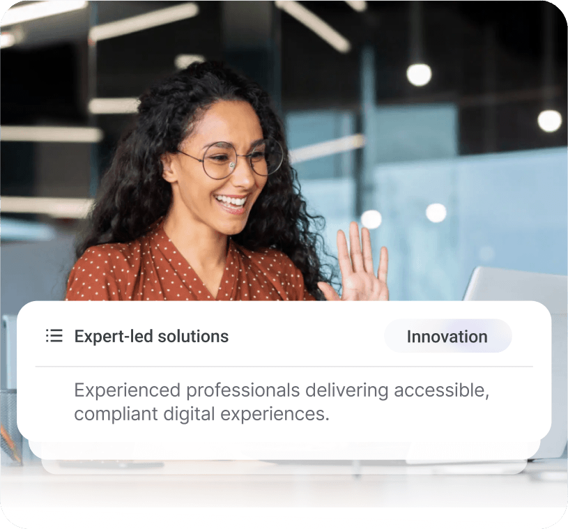 Femme aux cheveux bouclés et portant des lunettes travaillant sur un ordinateur portable avec un texte en surimpression sur les solutions numériques accessibles dirigées par des experts.