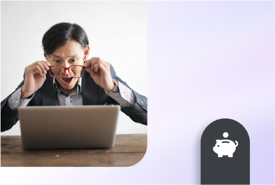 Homme souriant travaillant sur un ordinateur portable